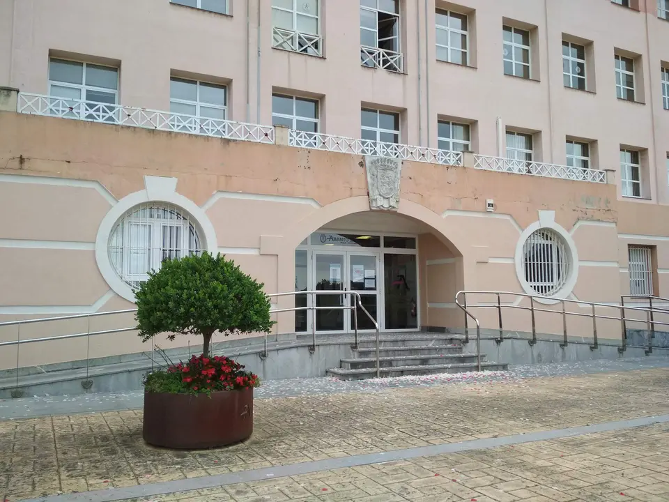 Puerta Ayuntamiento Abanto Zierbena