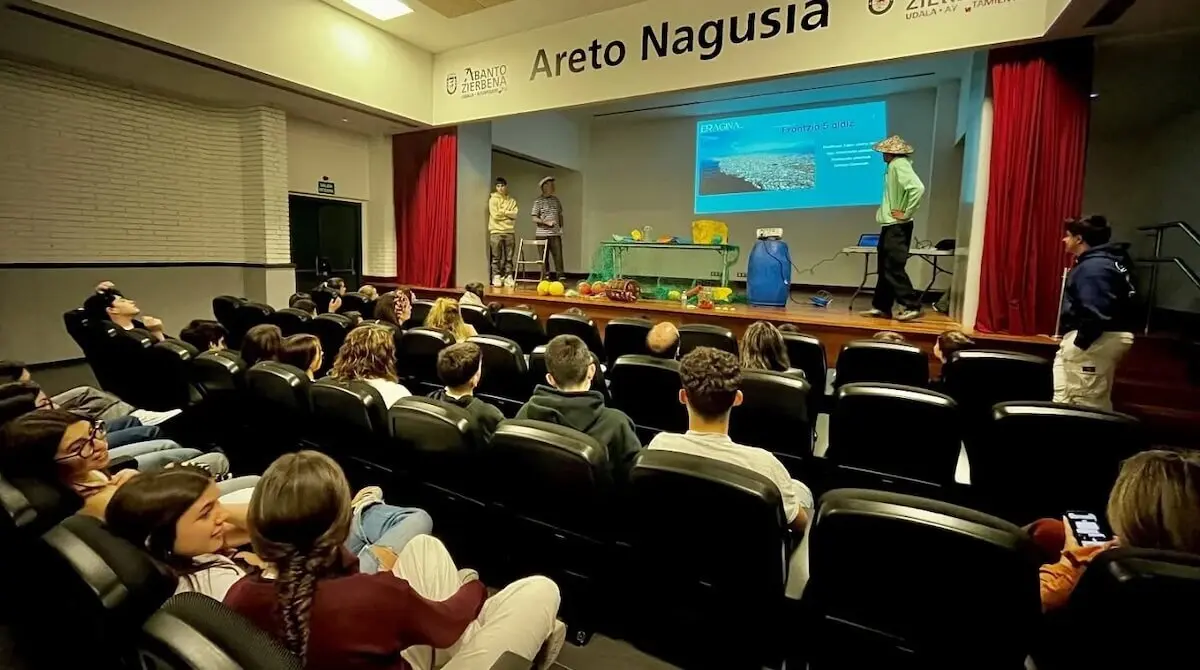 abanto-alumnos-plásticos