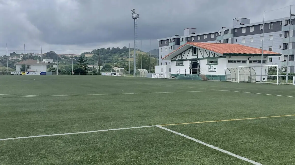 campo-mortuero-cesped-iluminacion