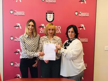 Firma del convenio entre el Atuntamiento y la Asociación de Comerciantes