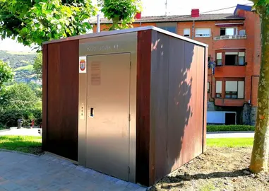 junto al área de juegos infantiles y el frontón