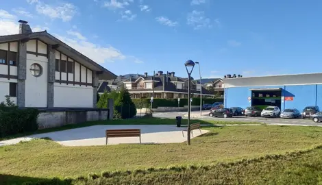 Frente a las cocheras de Autobuses Encartaciones