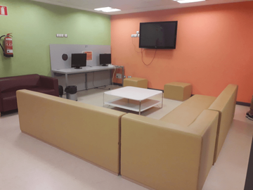 Las instalaciones cuentan con numerosos entretenimientos para los jóvenes