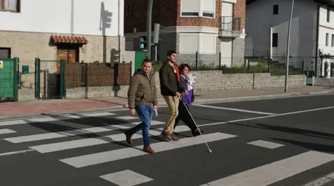 Los tonos sólo se emiten cuando las personas con discapacidad visual lo activan con su mando