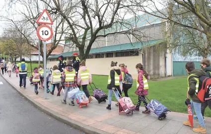 Varios alumnos se dirigen a su centro escolar por los ‘Caminos Seguros’