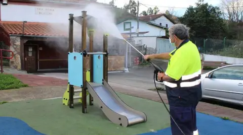 Un operario interviene en la desinfección de un parque infantil del municipio