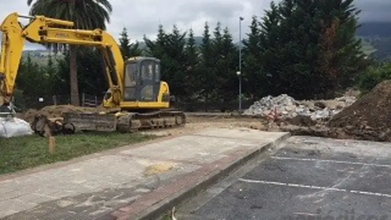 Máquina trabajando ya en las obras