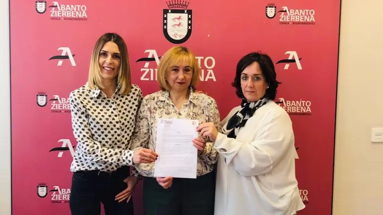 Firma del convenio entre el Atuntamiento y la Asociación de Comerciantes