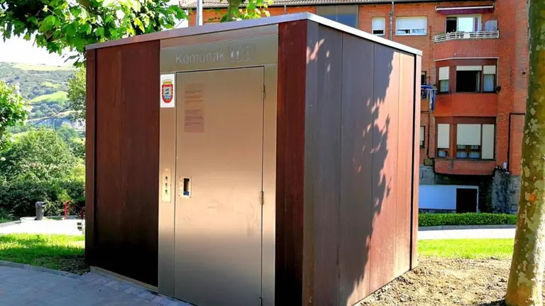 junto al área de juegos infantiles y el frontón