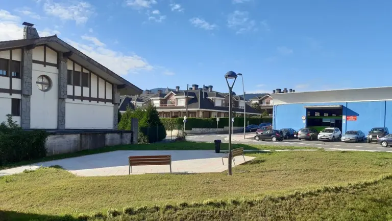 Frente a las cocheras de Autobuses Encartaciones