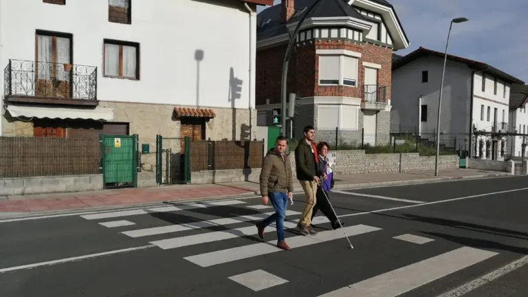Para mejorar la seguridad y accesibilidad de los vecinos con discapacidad visual