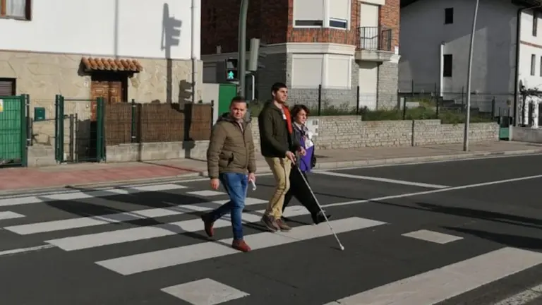 Los tonos sólo se emiten cuando las personas con discapacidad visual lo activan con su mando