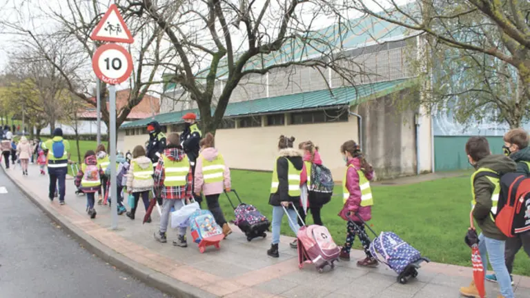 Varios alumnos se dirigen a su centro escolar por los ‘Caminos Seguros’