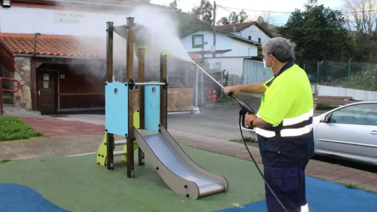 Un operario interviene en la desinfección de un parque infantil del municipio