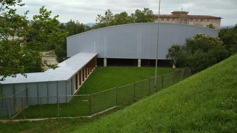 Los trabajos han incluido una pasarela de 35 metros que comunica la segunda planta del colegio con esta área