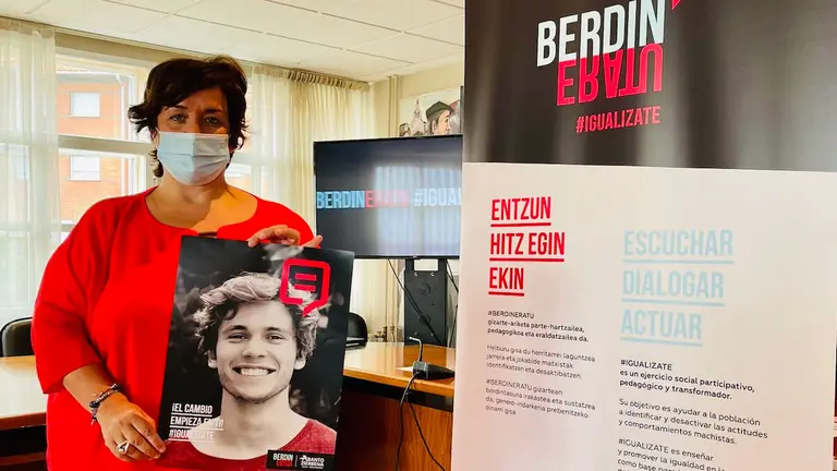 La alcaldesa, Maite Etxebarria, presenta el proyecto 'igualízate'