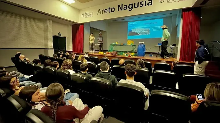 abanto-alumnos-plásticos