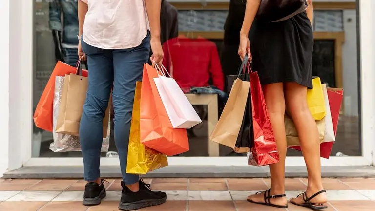 vista-cercana-de-bolsas-de-compras-cerca-de-la-tienda